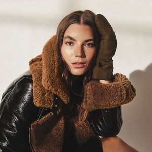 (SOLD) BNWOT Olive Green Puffer Mittens